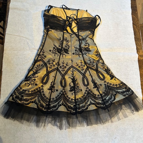 Le chateau lacy dress - Picture 2 of 2